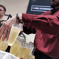 Drago Shisha sirviéndonos nuestras copas de champagne.